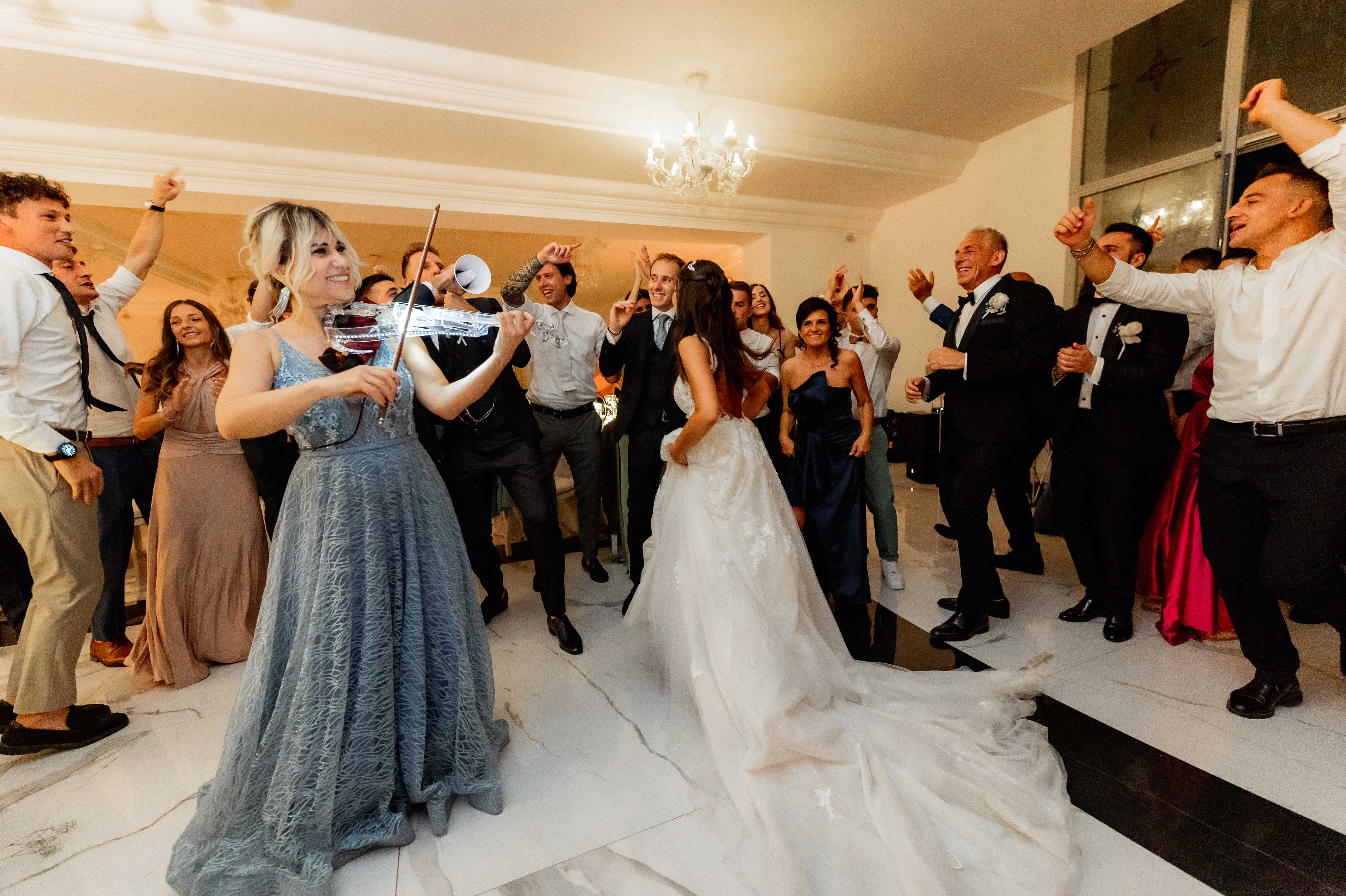 Elisa che suono alla coppia con lo sposo in divisa