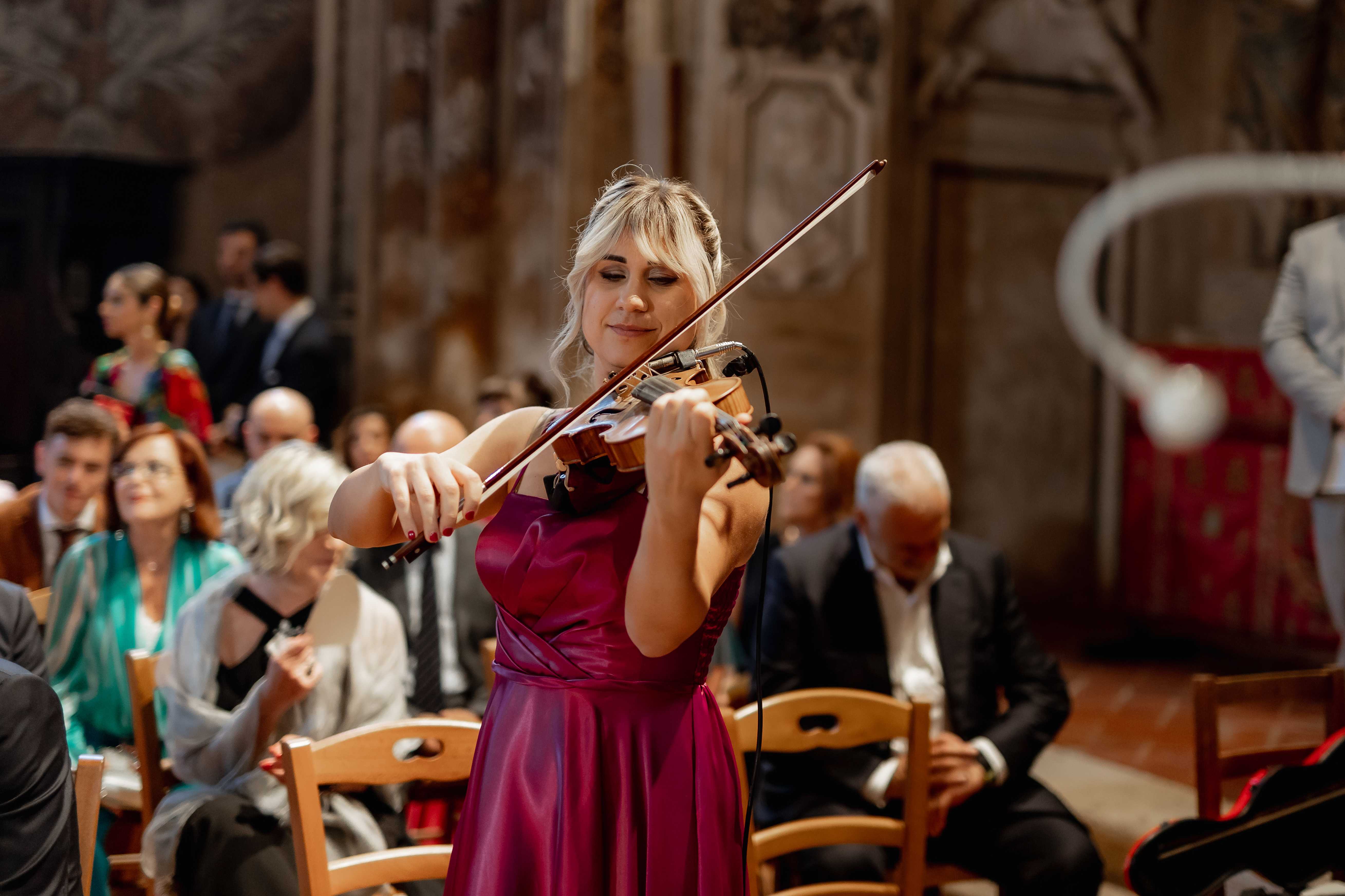 Elisa e Michele che suonano il violino